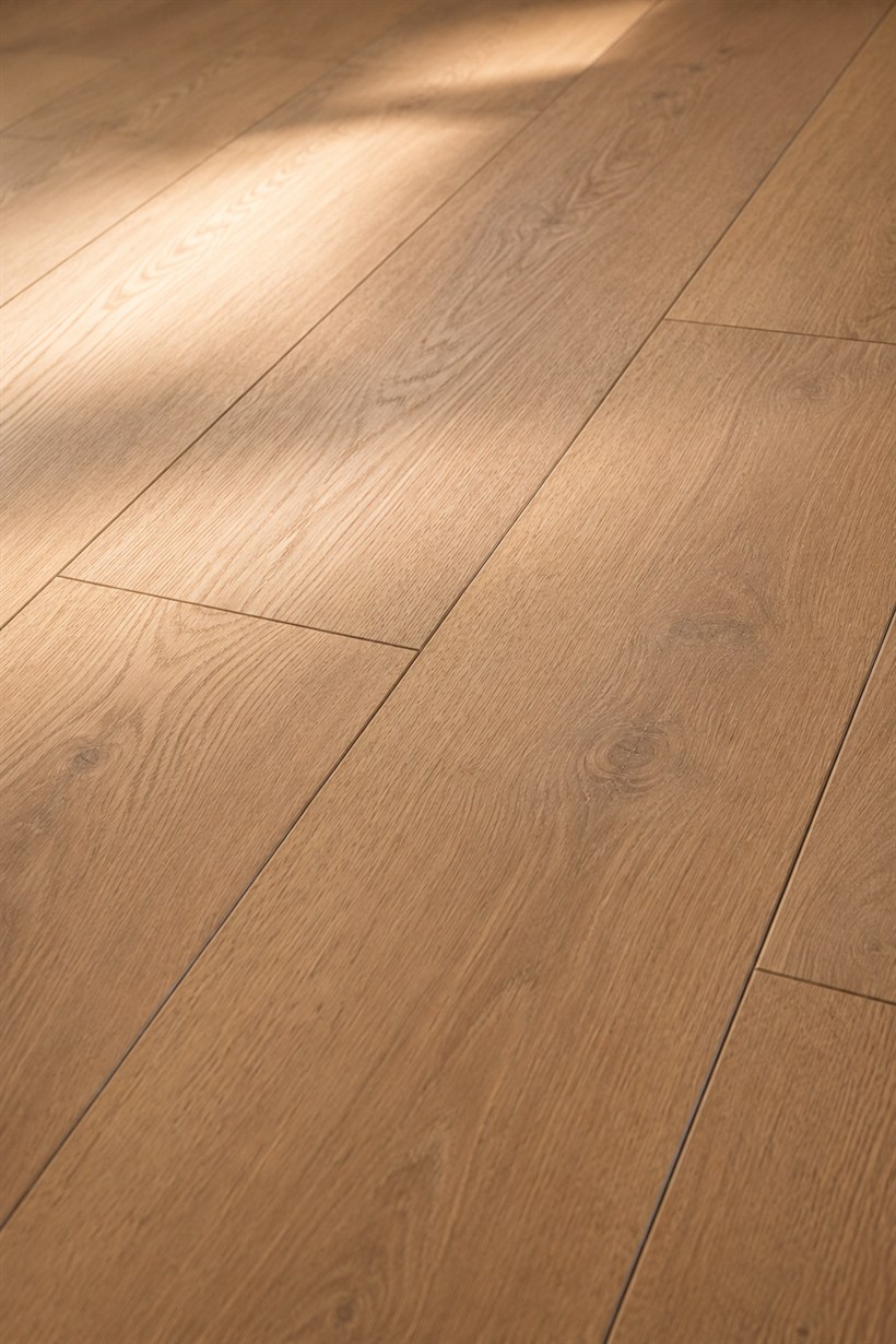 Detalle de la veta de madera natural de un piso SPC Nudra